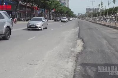 [Video] Nhiều tuyến phố Hà Nội nham nhở sau hoàn trả mặt đường dự án chống ngập