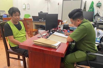 Bắt tạm giam ông chủ quán bún bò trộm cắp điện thoại ở một phòng trọ
