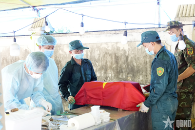Quảng Ninh: Lấy mẫu hài cốt liệt sĩ tại Nghĩa trang Liệt sĩ Uông Bí phục vụ giám định ADN