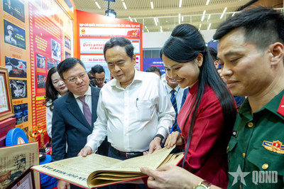 Chủ tịch Quốc hội Trần Thanh Mẫn tham quan Hội Báo toàn quốc 2026