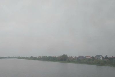 Cảm thụ văn học: Khi mẹ hóa bờ bên dòng sông ký ức