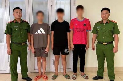 Mâu thuẫn tiền bạc, nhóm thanh thiếu niên đem dao đi đe dọa người khác