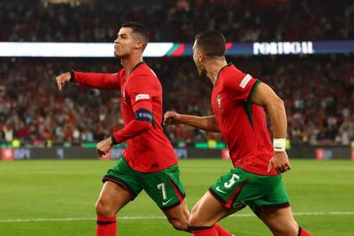 Dalot bảo vệ Ronaldo trước áp lực: 'Mặc kệ những lời chỉ trích, chúng tôi tự cách ly khỏi mạng xã hội'