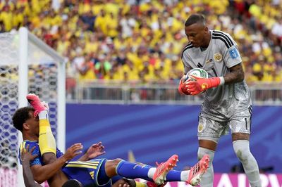 Thủ môn từng đối đầu Công Phượng, Quang Hải gây sốt World Cup