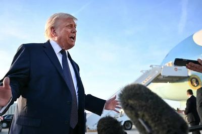 Tổng thống Mỹ Trump dọa áp phí qua eo biển Hormuz, Iran phát cảnh báo cứng rắn