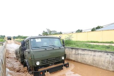 Nghiệm thu xe Kamaz vận tải, kéo pháo do Việt Nam lắp ráp