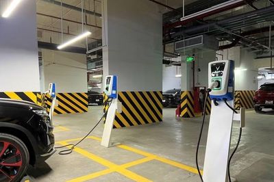 Quy định mới: Chung cư bắt buộc phải có khu riêng cho ô tô, xe máy điện