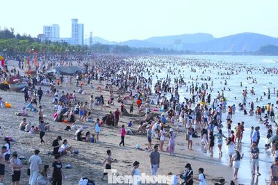 Cảnh tượng ai cũng phải 'ôi dồi ôi' biển Cửa Lò