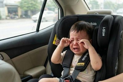 Mẹo giúp trẻ hợp tác khi sử dụng ghế trẻ em trên ô tô