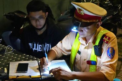 Nam thiếu niên ở Đồng Nai lúng túng khi CSGT yêu cầu dừng xe lúc rạng sáng