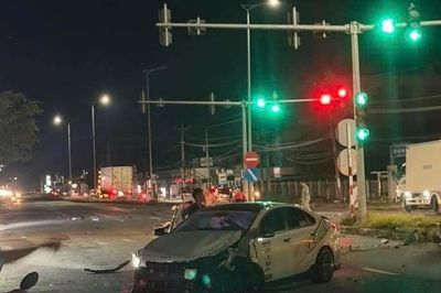 Ô tô tông xe máy dừng đèn đỏ, đôi nam nữ tử vong