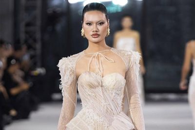 Cựu VĐV bóng chuyền Phạm Huệ tỏa sáng trên sàn catwalk