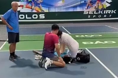 Người đàn ông 51 tuổi bất ngờ ngã xuống sân, tử vong khi đang chơi pickleball