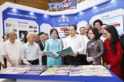 Chủ tịch Quốc hội Trần Thanh Mẫn thăm gian trưng bày tại Hội báo toàn quốc năm 2026