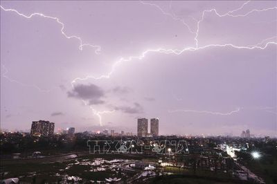 Cảnh báo mưa dông kèm lốc sét, mưa đá khu vực Hà Nội