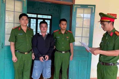 Bắt tạm giam người đàn ông dùng bình trà chứa nước sôi tấn công vào đầu đối phương