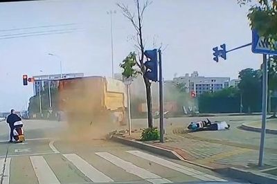 Lốp ô tô tải phát nổ như bom, hất văng người đàn ông đi xe máy