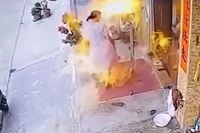 Đổ cồn nướng mực, cô gái khiến ngọn lửa bùng dữ dội làm 2 người bị thương