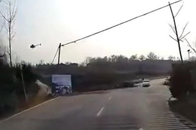 Trực thăng gặp nạn khi hạ cánh, phi công và học sinh 12 tuổi bị thương