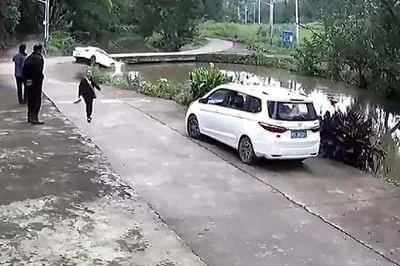 Ô tô lao như tên bắn xuống ao khi ôm cua, người dân hốt hoảng lao tới cứu tài xế