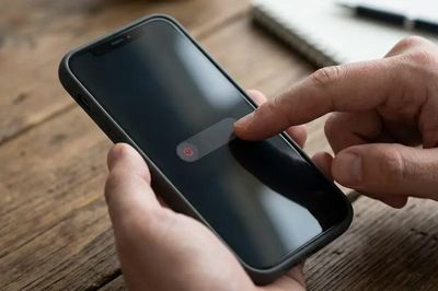 Có nên tắt điện thoại trước khi ngủ?