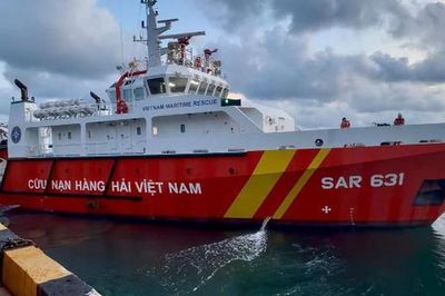 Xuyên đêm cứu nạn thành công ngư dân bị bệnh trên biển Đông