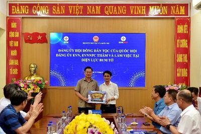 Đoàn công tác Hội đồng Dân tộc của Quốc hội và Đảng ủy Tập đoàn Điện lực Việt Nam làm việc với Điện lực Bum Tở