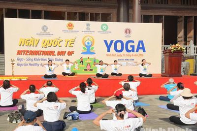 Gần 400 vận động viên tham gia đồng diễn chào mừng Ngày Quốc tế Yoga tại chùa Tam Chúc