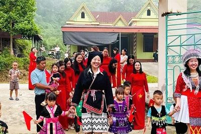 Thu Cúc chăm lo cho sự nghiệp giáo dục