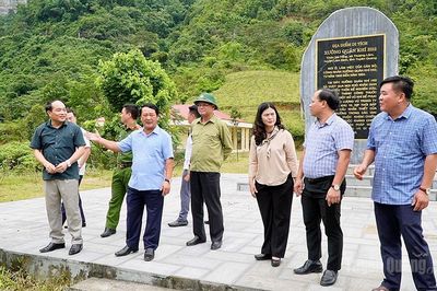 Đoàn công tác của tỉnh khảo sát thực tế vùng hồ Thủy điện Tuyên Quang
