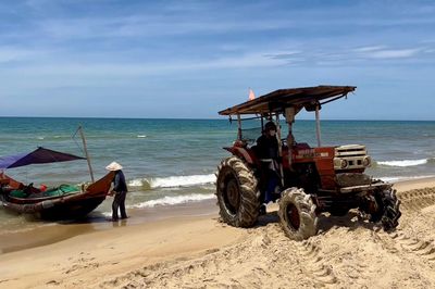 Xe kéo ghe làng biển