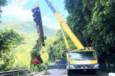Lâm Đồng: Cứu hộ thành công xe container lao xuống vực, đèo Bảo Lộc thông xe trở lại