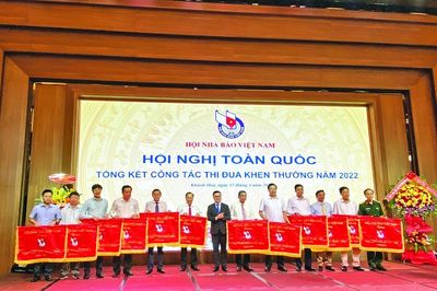 Vững tay bút, thắp lửa dựng xây đất nước hùng cường