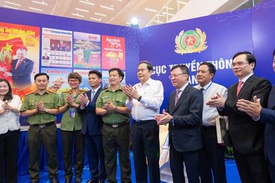 Chủ tịch Quốc hội Trần Thanh Mẫn thăm gian trưng bày của Liên Chi hội Nhà báo Bộ Công an