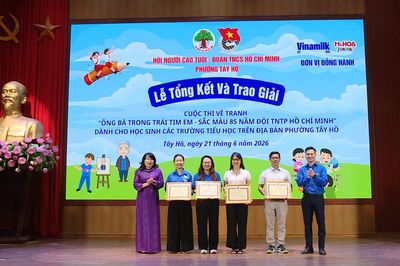 Phường Tây Hồ trao giải thi vẽ tranh 'Ông bà trong trái tim em'