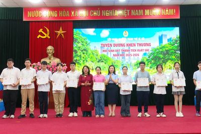 Khen thưởng học sinh đạt thành tích xuất sắc năm học 2025-2026