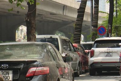 Đường Khuất Duy Tiến ngổn ngang xe đỗ sai quy định