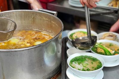 Ra Hà Nội, việc đầu tiên là đi ăn phở…