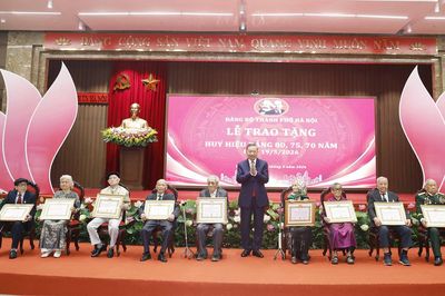 Hướng dẫn mới của Ban Tổ chức Trung ương về xét tặng Huy hiệu Đảng