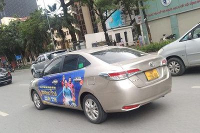 Xe dịch vụ quảng cáo cờ bạc trá hình ngang nhiên lưu thông trên đường phố