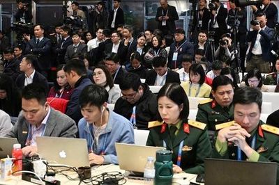 Đêm muộn phía sau những dòng tin