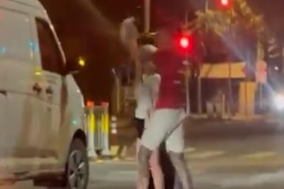 Nhóm người đập nát kính xe tải van sau tiếng còi xin vượt
