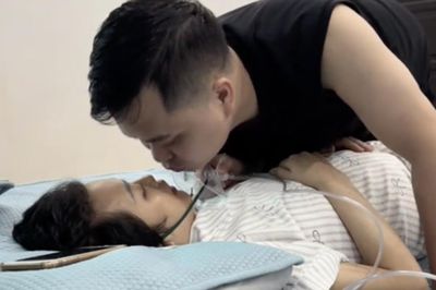 Chồng tháo mặt nạ oxy hôn vợ lần cuối