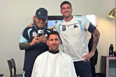 Bức ảnh Messi đi cắt tóc gây bão mạng