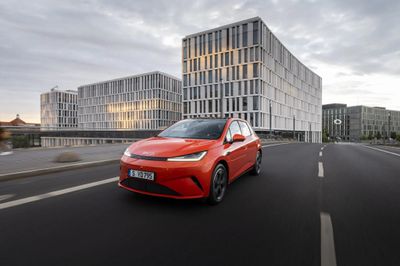 Trung Quốc 'lách luật' bằng xe hybrid, châu Âu tính chuyện chặn đường