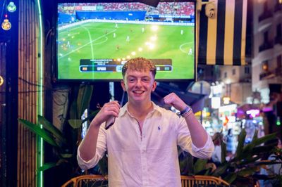 Khách Tây 'dô' cạn ly, xem World Cup đến sáng ở quán bar Bùi Viện