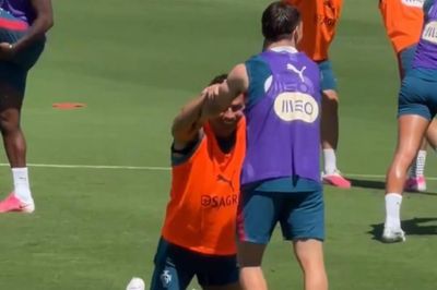 Hơn 3 triệu lượt xem Ronaldo quỳ gối trên sân tập