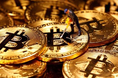 Nhà đầu tư ồ ạt đặt cược Bitcoin có thể giảm về 52.000 USD