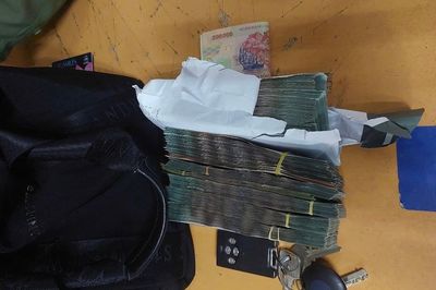 Khách quên bọc tiền gần 500 triệu đồng tại sân bay Nội Bài