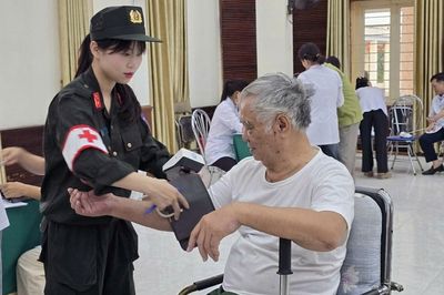 Bộ tư lệnh Cảnh sát cơ động khám bệnh và tặng quà tại Trung tâm Điều dưỡng thương binh Thuận Thành